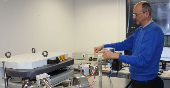 Peter van der Beek explains how ³HE and ⁴HE are separated and measured independently. | Photo: Dr. Simon Schneider Peter van der Beek explains how ³HE and ⁴HE are separated and measured independently. | Photo: Dr. Simon Schneider