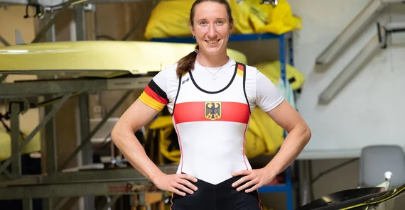 Maren Völz steht in einer Bootshalle.