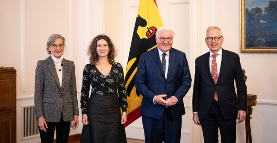 Prof. Kuhlmann und weitere Vertreter des Nationalen Normenkontrollrats mit dem Bundespräsidenten. Prof. Kuhlmann (2.v.l.) und weitere Vertreter des Nationalen Normenkontrollrats (NKR) mit dem Bundespräsidenten am 25.11.2024 zum Thema „Bürokratieabbau und bessere Rechtsetzung“.