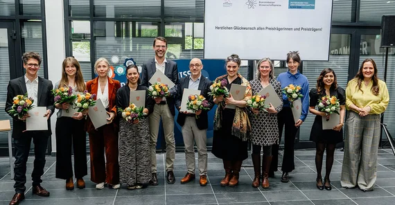 Menschen posieren für ein Gruppenbild.