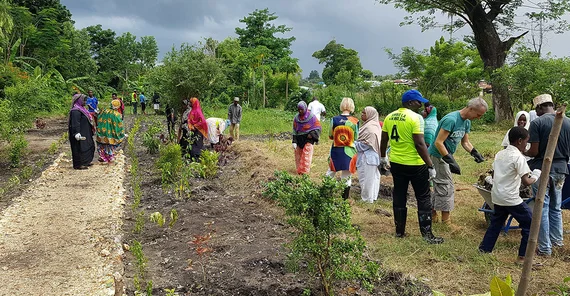 Ehrenamtliche Helferinnen und Helfer im Botanischen Garten Sansibars.
