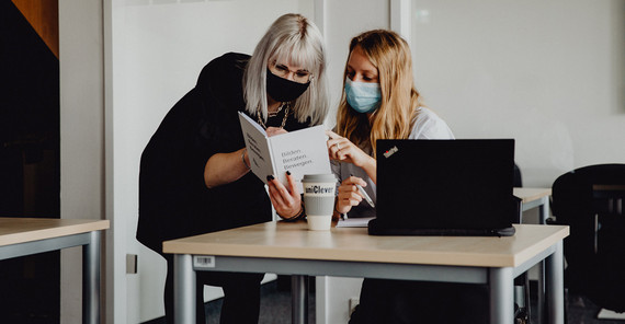 Engagieren sich in der studentischen Unternehmensberatung: Marie Domschke (l.) und Johanna Reichmann (r.) | Foto: uniclever Engagieren sich in der studentischen Unternehmensberatung: Marie Domschke (l.) und Johanna Reichmann (r.) | Foto: uniclever