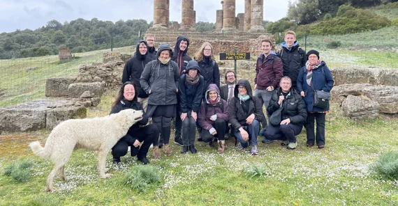 Das Bild zeigt die Exkursionsgruppe vor dem Tempel von Antas.