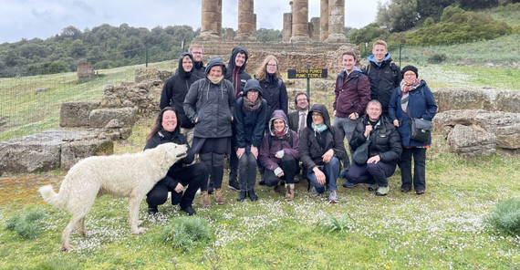 Das Bild zeigt die Exkursionsgruppe vor dem Tempel von Antas.