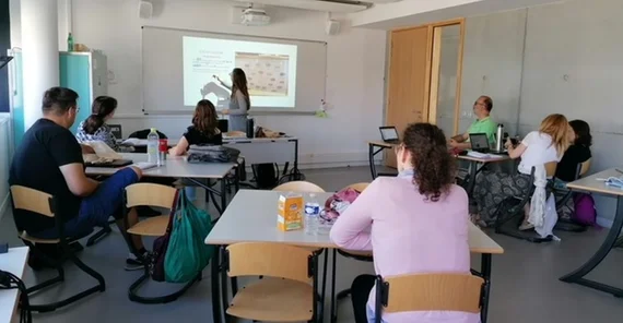 Intensive english course. Das Bild zeigt die Teilnehmenden im Unterrichttaum.