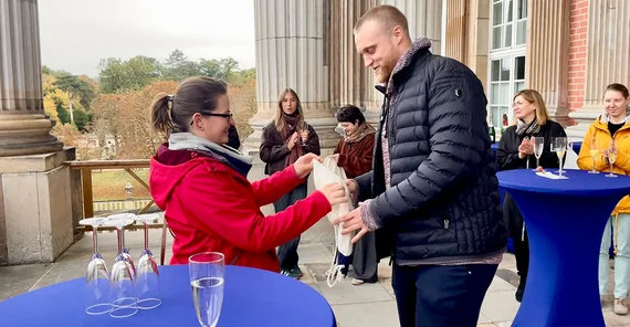 Clemens Prüfer mit Maren Schulze, Leiterin des Hochschulsports.