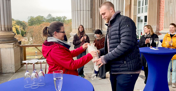 Clemens Prüfer mit Maren Schulze, Leiterin des Hochschulsports. Clemens Prüfer mit Maren Schulze, Leiterin des Hochschulsports.