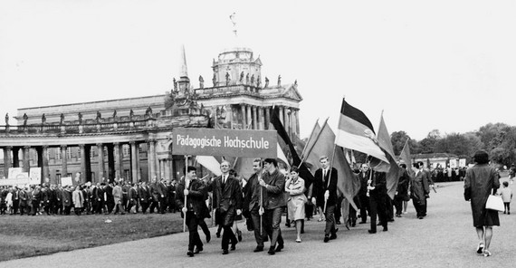 Umzug von Mitarbeitern der Pädagogischen Hochschule, 1960er Jahre. Foto: Fotoarchiv der Universität Potsdam. Umzug von Mitarbeitern der Pädagogischen Hochschule, 1960er Jahre. Foto: Fotoarchiv der Universität Potsdam.