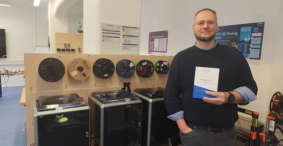 Mensch posiert für Foto.