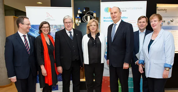 V.l.n.r.: Prof. Dr. Alexander Böker, Leiter des Fraunhofer-Instituts für Angewandte Polymerforschung IAP; Agnes von Matuschka, Standortmanagerin vom Wissenschaftspark Golm; Prof. Dr.-Ing. Jörg Steinbach, Minister für Wirtschaft und Energie des Landes Brandenburg, Corina Cre?u, EU-Kommissarin für Regionalpolitik, Dr. Dietmar Woidke, Ministerpräsident des Landes Brandenburg, Prof. Oliver Günther, Präsident der Universität Potsdam, Ph.D., Dr. Ulrike Gutheil, Staatssekretärin für Wissenschaft, Forschung und Kultur des Landes Brandenburg. Foto: Karla Fritze.