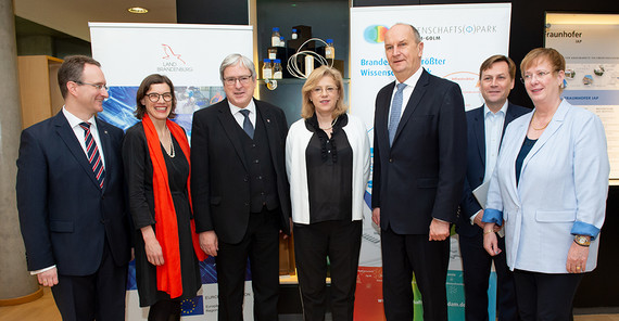 V.l V.l.n.r.: Prof. Dr. Alexander Böker, Leiter des Fraunhofer-Instituts für Angewandte Polymerforschung IAP; Agnes von Matuschka, Standortmanagerin vom Wissenschaftspark Golm; Prof. Dr.-Ing. Jörg Steinbach, Minister für Wirtschaft und Energie des Landes Brandenburg, Corina Cre?u, EU-Kommissarin für Regionalpolitik, Dr. Dietmar Woidke, Ministerpräsident des Landes Brandenburg, Prof. Oliver Günther, Präsident der Universität Potsdam, Ph.D., Dr. Ulrike Gutheil, Staatssekretärin für Wissenschaft, Forschung und Kultur des Landes Brandenburg. Foto: Karla Fritze.