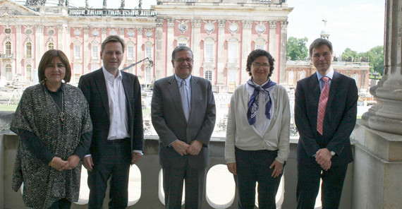 Die Botschafterin der Republik Kolumbien, María Lorena Gutiérrez, gemeinsam mit Unipräsident Oliver Günther und dem Präsidenten der Universidad de los Andes in Bogota, Pablo Navas, sowie dessen Vizepräsidentin für Forschung, Silvia Restrepo, und dem Kanzler der Uni Potsdam, Karsten Gerlof (v.l.n.r.) Foto: Marita Böhning