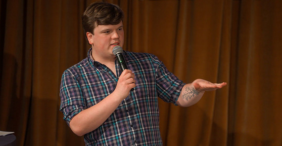 Molekularbiologe Bryan Nowack gehört zu den erfolgreichsten Slammern der Universität Potsdam. Molekularbiologe Bryan Nowack während des Slams.