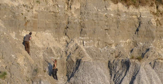 Hochflutsedimente, die während mittelalterlichen Erdbeben abgelagert wurden. Hochflutsedimente, die während mittelalterlichen Erdbeben in der Nähe von Pokhara/Nepal abgelagert wurden. Links: Dr. Wolfgang Schwanghart, Rechts: Prof. Dr. Anne Bernhardt (FU Berlin).
