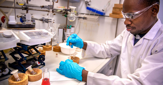 Chemiker George Kwesiga im Labor. | Foto: Thomas Roese Chemiker George Kwesiga im Labor. | Foto: Thomas Roese