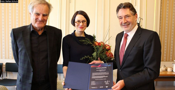 Nachwuchswissenschaftler-Preis 2014. Prof. Dr. Julius H. Schoeps, Dr. des. Barbara Steiner und Oberbürgermeister Jann Jakobs. Foto: Landeshauptstadt Potsdam/Stefan Schulz Nachwuchswissenschaftler-Preis 2014. Prof. Dr. Julius H. Schoeps, Dr. des. Barbara Steiner und Oberbürgermeister Jann Jakobs. Foto: Landeshauptstadt Potsdam/Stefan Schulz