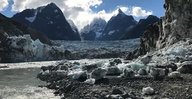 Lake No Lake ist ein See in British Columbia (Kanada), der durch den Tulsequah Gletscher im Hintergrund (geschätzte Höhe 150 bis 200 Meter) aufgestaut wird und sich mehrmals jährlich entleert. In den 1990er Jahren fasst dieser See ein Volumen in gefülltem Zustand über 700 Millionen Kubikmeter Schmelzwasser. Diese Aufnahme zeigt den See am 16.9.2022 fast vollkommen entleert.
