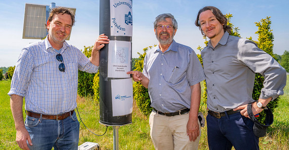 Bei der Eröffnung des „Bodenfeuchte-Netzwerk Brandenburg“ Bei der Eröffnung des „Bodenfeuchte-Netzwerk Brandenburg“: Prof. Dr. Sascha Oswald von der Universität Potsdam, Axel Vogel, Minister für Landwirtschaft, Umwelt und Klimaschutz des Landes Brandenburg, Daniel Altdorff, Ph.D., Helmholtz-Zentrum für Umweltforschung (UFZ) in Leipzig.