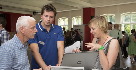 Gäste des „Infomarktes IT“ erhielten wie hier bei Michael Seydewitz und Marco Bahrs sachkundige Auskunft zu ihren Fragen, Foto: Karla Fritze Gäste des „Infomarktes IT“ erhielten wie hier bei Michael Seydewitz und Marco Bahrs sachkundige Auskunft zu ihren Fragen, Foto: Karla Fritze