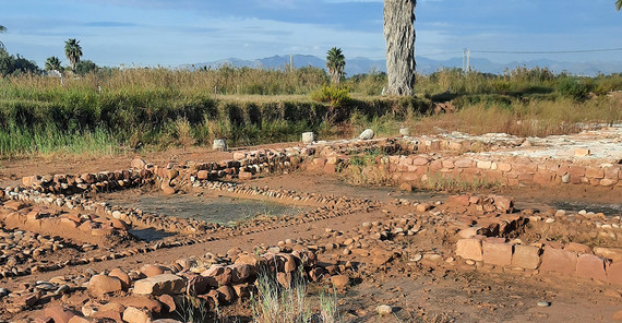 Blick auf ausgegrabene Ruinen