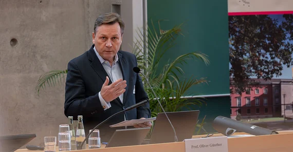 Ein Mensch spricht vor Publikum.