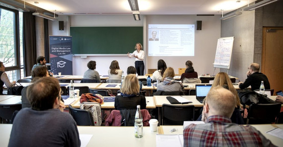 Vom Unternehmen an die Uni: ein Seminar im noch jungen berufsbegleitenden Masterstudiengang. Foto: Thomas Roese. Vom Unternehmen an die Uni: ein Seminar im noch jungen berufsbegleitenden Masterstudiengang. Foto: Thomas Roese.