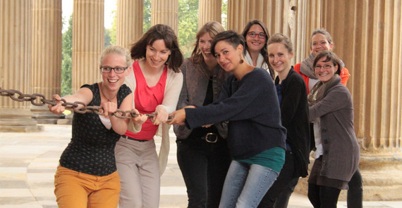 An einem Strang ziehen: Im Mentoring-Programm erhalten Studentinnen Unterstützung von erfahrenen Fach- und Führungskräften. | Foto: Nicole Körner An einem Strang ziehen: Im Mentoring-Programm erhalten Studentinnen Unterstützung von erfahrenen Fach- und Führungskräften. | Foto: Nicole Körner