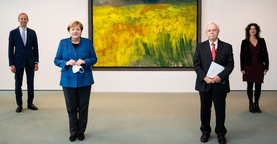 Die Potsdamer Verwaltungswissenschaftlerin und stellvertretende Vorsitzende des Normenkontrollrats (NKR) Prof. Dr. Sabine Kuhlmann (rechts) bei der Übergabe des NKR-Jahresberichts an Bundeskanzlerin Angela Merkel. | Foto: Bundesregierung/Sandra Steins Die Potsdamer Verwaltungswissenschaftlerin und stellvertretende Vorsitzende des Normenkontrollrats (NKR) Prof. Dr. Sabine Kuhlmann (rechts) bei der Übergabe des NKR-Jahresberichts an Bundeskanzlerin Angela Merkel. | Foto: Bundesregierung/Sandra Steins