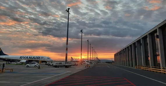 Ein Flugfeld in stimmungsvolles Morgenlicht getaucht.