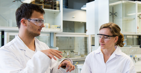 Studierende im Praktikum. Foto: Karla Fritze Studierende im Praktikum. Foto: Karla Fritze