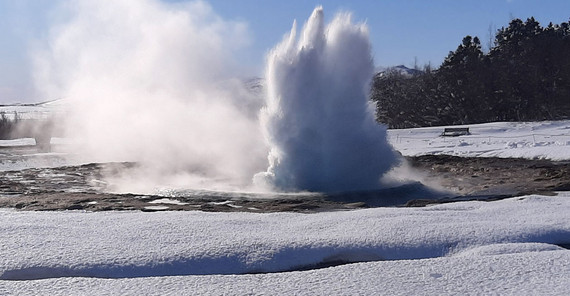 Medium size eruption of Strokkur geyser on 14 March 2020. The bursting water bulge creates a wave in the water filled pool of the geyser. | Photo: Eva Eibl Medium size eruption of Strokkur geyser on 14 March 2020. The bursting water bulge creates a wave in the water filled pool of the geyser. | Photo: Eva Eibl