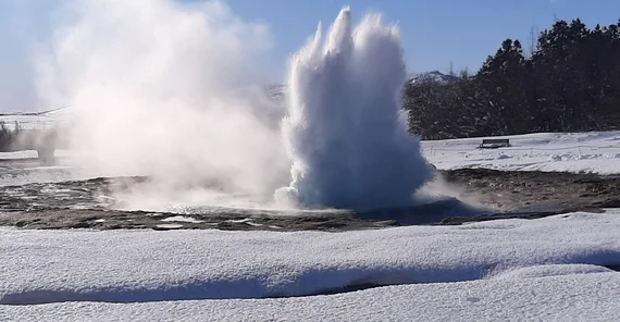 Mittelgroße Eruption des Strokkur Geysir am 14.3.2020. Die berstende Gasblase erzeugt eine Welle im wassergefüllten Becken des Geysirs. | Foto: Eva Eibl