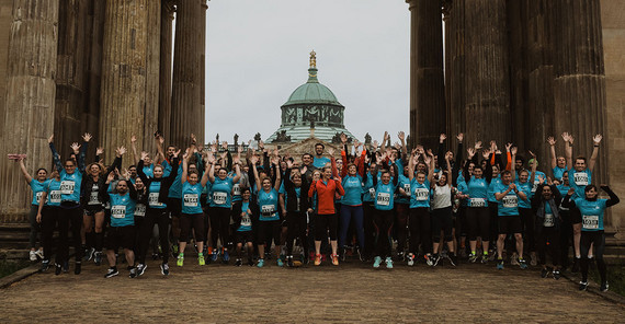Alle „UP Runners“ posieren unter den Kolonnade für das Teamfoto. Alle „UP Runners“ posieren unter den Kolonnade für das Teamfoto.