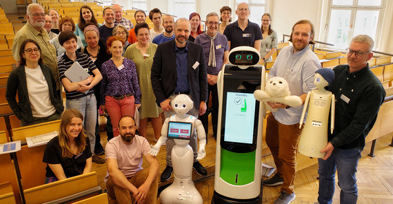 Medizinethiker Prof. Robert Ranisch (2.v.r.) und Teilnehmende der Bürgerkonferenz Medizinethiker Prof. Robert Ranisch (2.v.r.) und Teilnehmende der Bürgerkonferenz zum Thema „Robotik in der Pflege“.