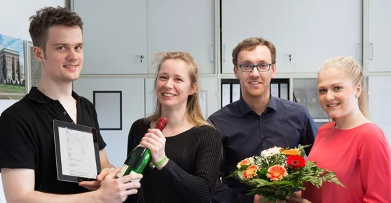 Pilotbetrieb gestartet: Im Institut für Informatik der Universität Potsdam können Beschaffungsanträge ab sofort vollständig digital abgewickelt werden. V.l.n.r.: Julian Dehne (Antragsteller), Prof. Dr. Ulrike Lucke (Projektleitung und CIO der Universität Potsdam), Hendrik Woithe (zuständiger Dezernent), Sandra Pfaffenbach (Sachbearbeiterin).