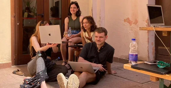 Online-Seminar bei gutem Wetter im Innenhof