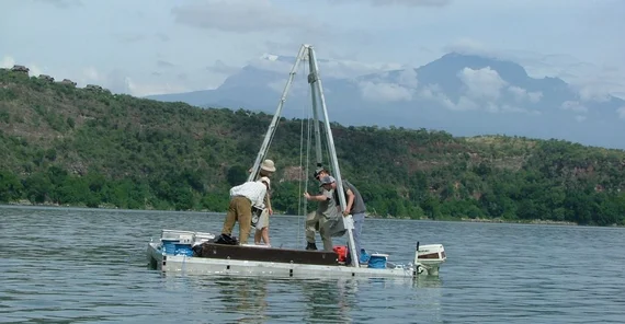 Scientists of the University of Potsdam at Lake Challa, Kenia. Photo: Stephan Opitz.