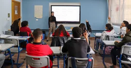 Pai Erben gibt Englischunterricht in der 10. Klasse