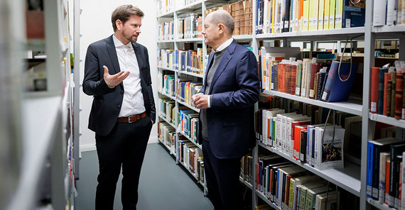 Bundeskanzler Olaf Scholz mit Archivleiter Peer Trilcke. Bundeskanzler Olaf Scholz mit Archivleiter Peer Trilcke.