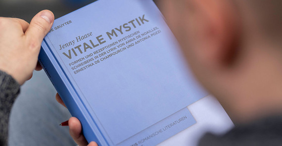 In ihrer Habilitationsschrift „Vitale Mystik“ untersuchte J. Haase die Werke moderner Schriftsteller Abbildung der Habilitationsschrift „Vitale Mystik“