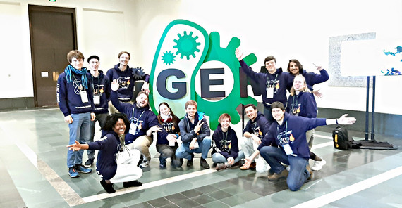 Das Potsdamer iGEm-Team vor dem iGEM-Logo. Foto: Olamide Ahmed-Macaulay. Das Potsdamer iGEm-Team vor dem iGEM-Logo. Foto: Olamide Ahmed-Macaulay.