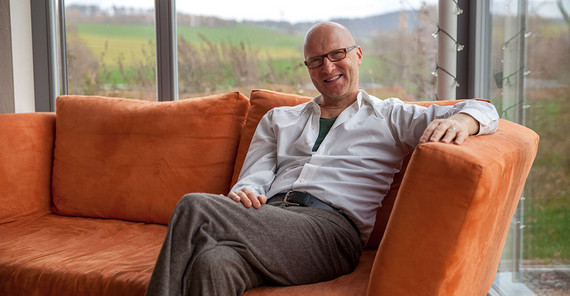 Dr. Manfred Mudelsee analyzes old climate archives - in the office at the PC. Dr. Manfred Mudelsee