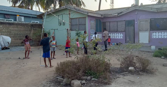 In Afrika wachsen viele Kinder in Compound Buildings auf. Kinder in der ghanaischen Hauptstadt Accra