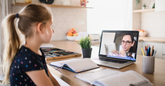 Mädchen im Homeschooling am Laptop | Foto: AdobeStock/Halfpoint