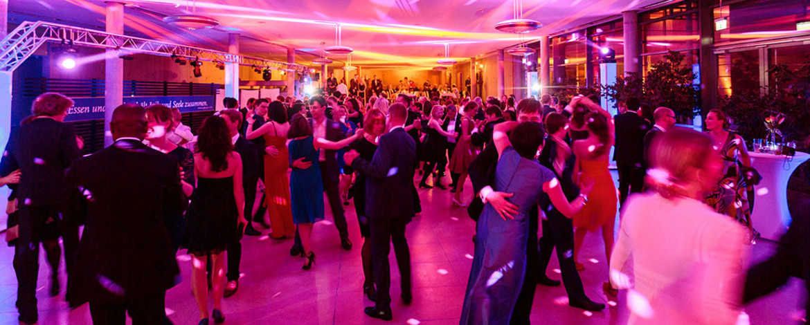 Blick auf tanzende Menschen beim Uniball Potsdam - 