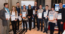 Prof. Dr. Uta Herbst mit den Preisträgern des ersten Verhandlungswettbewerbs der Negotiation Academy Potsdam. Foto: Karla Fritze