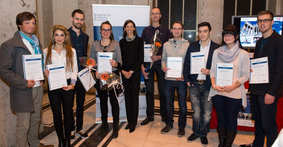 Prof. Dr. Uta Herbst mit den Preisträgern des ersten Verhandlungswettbewerbs der Negotiation Academy Potsdam. Foto: Karla Fritze Prof. Dr. Uta Herbst mit den Preisträgern des ersten Verhandlungswettbewerbs der Negotiation Academy Potsdam. Foto: Karla Fritze