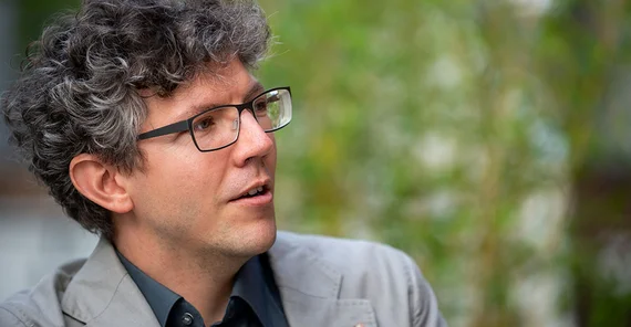 Prof. Mathias Kalkuhl beim Interview. Das Foto ist von Tobias Hopfgarten.