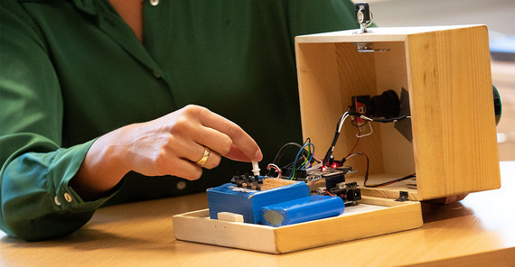 Prof. Natalie Boll-Avetisyan has developed a toy to indicate the risk of a language disorder. A look inside the box.