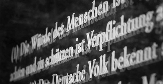 Das Grundgesetz wird 75. Ausschnitt aus dem Grundgesetz. Weiße Schrift auf schwarzen Grund.
